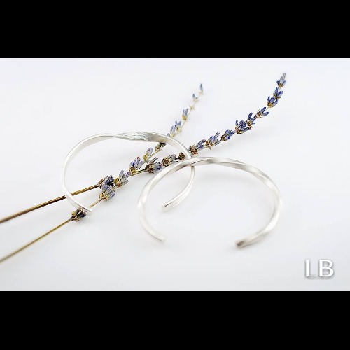 扭紋 - 純銀手鐲 (圖中右邊)