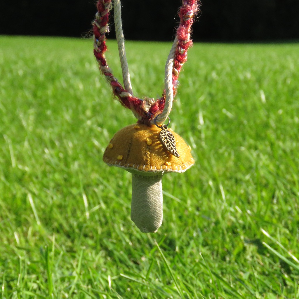 手作蘑菇頸繩 (黃色及紅色) Handmade Mushroom Necklace