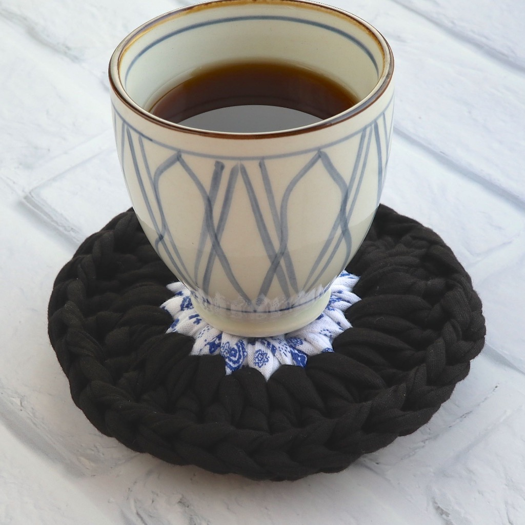 圓形 布條手工鉤織杯墊 / 隔熱杯墊 藍色花紋 & 黑  禮物訂製